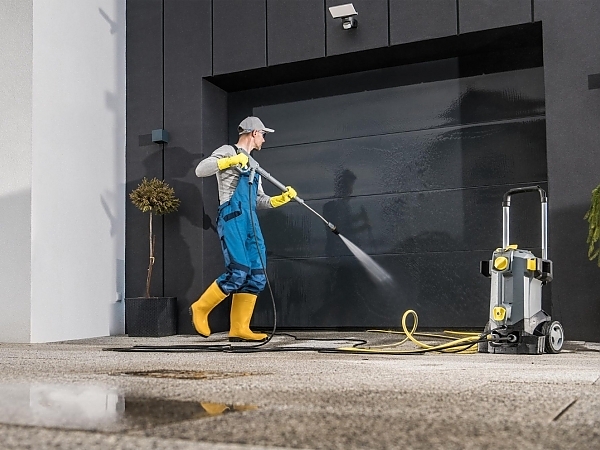 The Best Time for Commercial Pressure Washing in Jacksonville